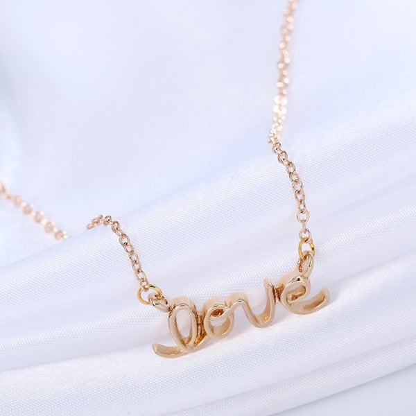 Halskette LOVE Schriftzug minimalistisch 18k vergoldet