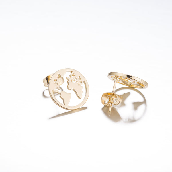 Goldene Ohrringe im minimalistischem Weltkarten Motiv